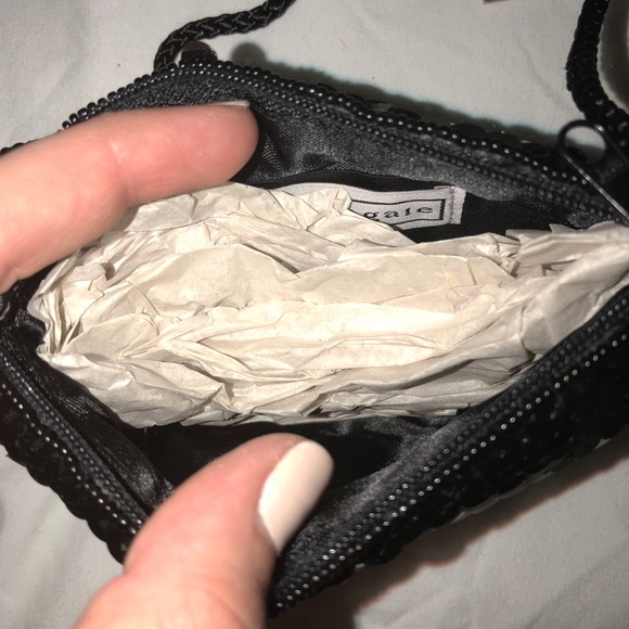 NWT Sequined lips crossbody - Picture 4 of 5